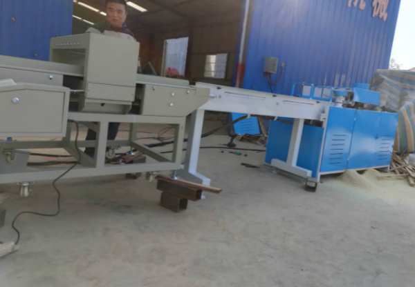 全自動舊方木多片鋸.jpg 全自動舊方木多片鋸.jpg